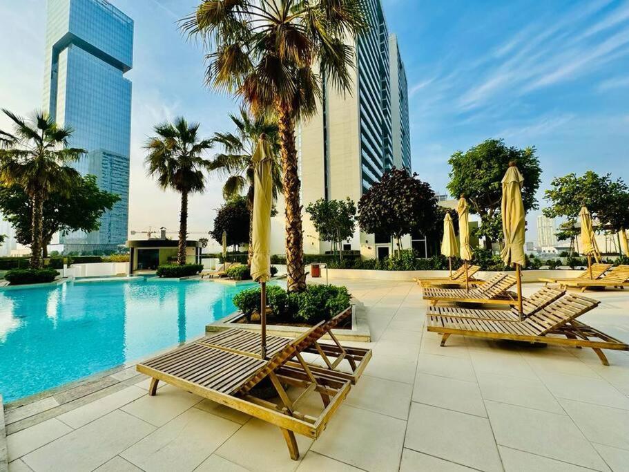 Bright With Pool Views At Hameni Tower, Jvc Apartment *