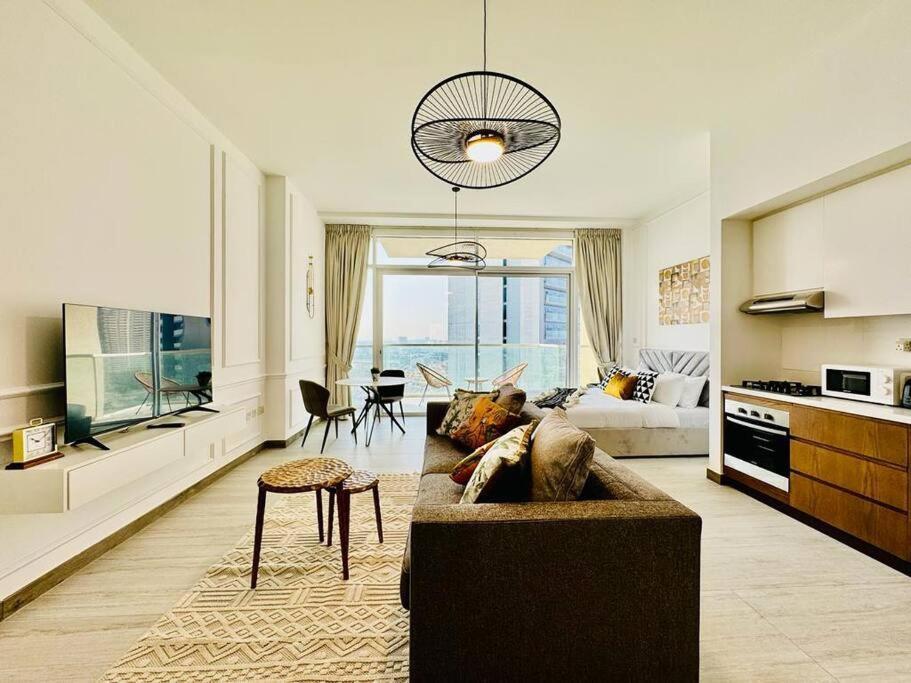 Bright With Pool Views At Hameni Tower, Jvc Apartment *